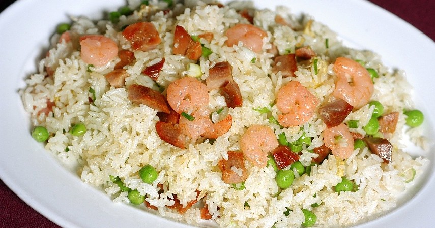 Aduk nasi dalam keadaan matang - 8 Trik Memasak Nasi agar Tidak Cepat Basi