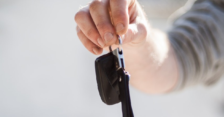 Cek kondisi mobil dan test drive - 7 Tips Beli Mobil Bekas secara Kredit