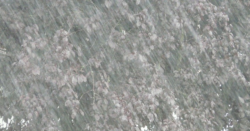 Sulit terlihat saat hujan deras - 6 Bahaya Jas Hujan Ponco untuk Pengendara Motor