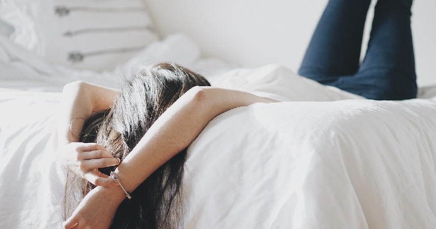 Hindari berbaring setelah makan - 8 Cara Mengatasi Heartburn yang Aman