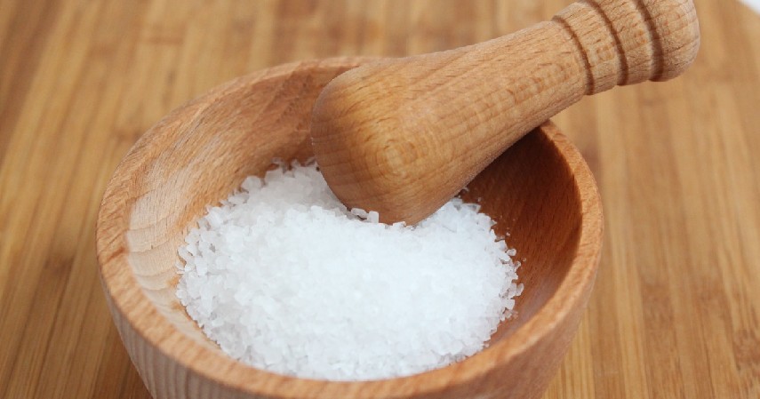 Menggunakan air garam - Cara Mengatasi Batuk Kering