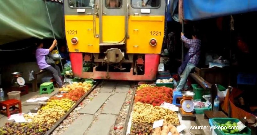 Pasar Maeklong – Thailand - 9 Pasar Teraneh di Dunia