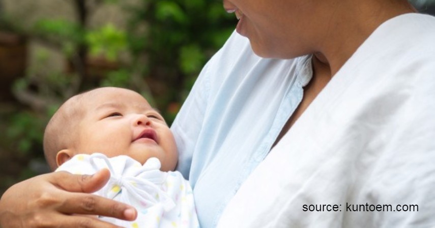 Cara Menggendong Bayi Baru Lahir yang Aman, Bayi Pun Nyaman - Menatap Bayi