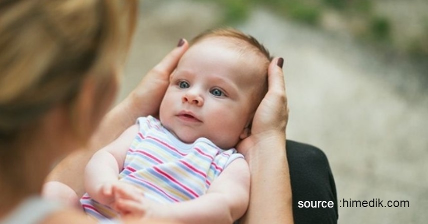 Cara Menggendong Bayi Baru Lahir yang Aman, Bayi Pun Nyaman - Lap Hold