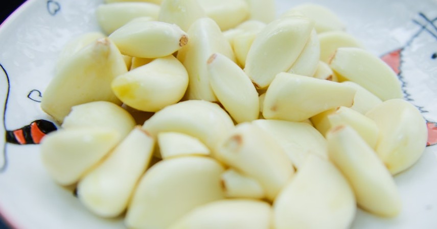 Menggunakan bawang putih - 10 Obat Alami Sakit Telinga yang Wajib Dicoba
