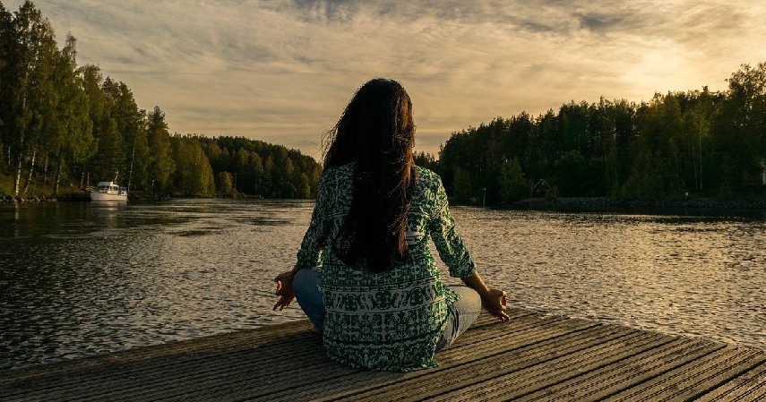 meditasi - Cara Mengatasi Siklus Haid Tidak Teratur