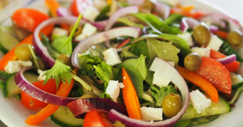 Salad Buah dan Sayur - 10 Menu Buka Puasa untuk Penderita Diabetes yang Aman Dikonsumsi