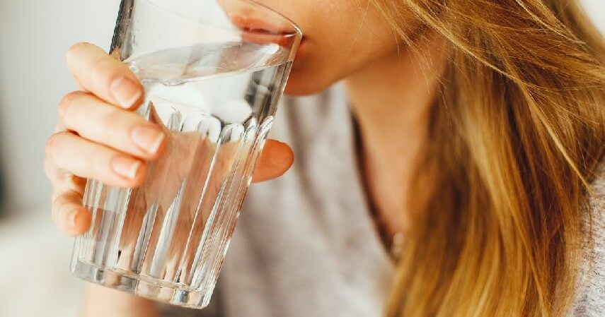 Minum Banyak Air Putih - 4 Cara Mengatasi Efek Samping Vaksin Covid-19