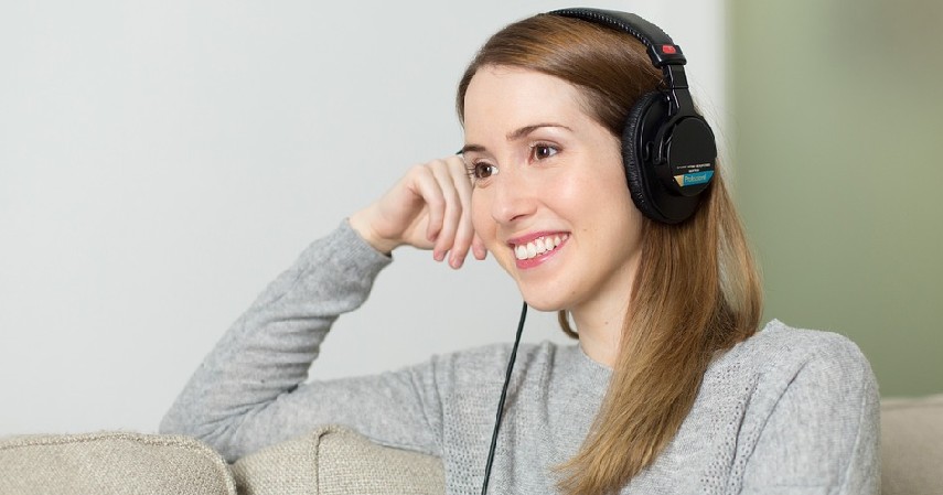 Mendengarkan Musik - Cara Meningkatkan Hormon Dopamin