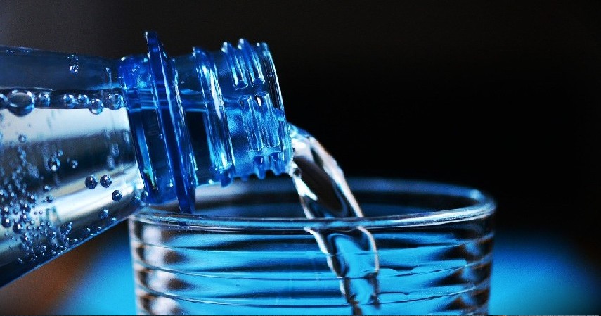 minum air putih - Cara Mengurangi Efek Kopi