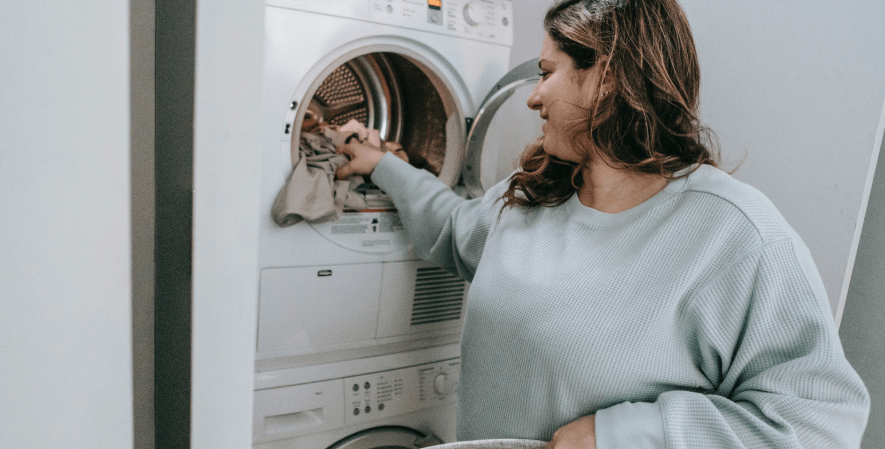 Cuci pakaian sendiri - 9 Tips agar Kamu Lebih Hemat di Apartemen