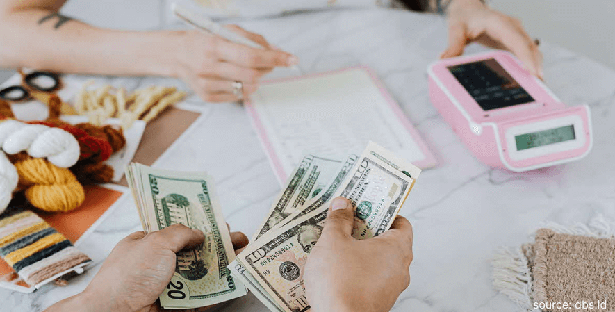 Pisahkan Uang Kebutuhan dan Tabungan - 6 Tips Mengelola Keuangan Akhir Tahun agar Tidak Boncos