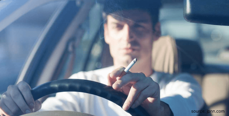 4. Merokok di Dalam Mobil - Faktor Penyebab AC Cepat Kotor