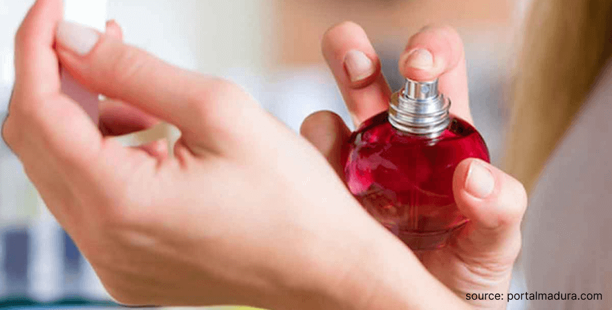 Jangan menggosok parfum di pergelangan tangan - Cara Memakai Parfum Tahan La