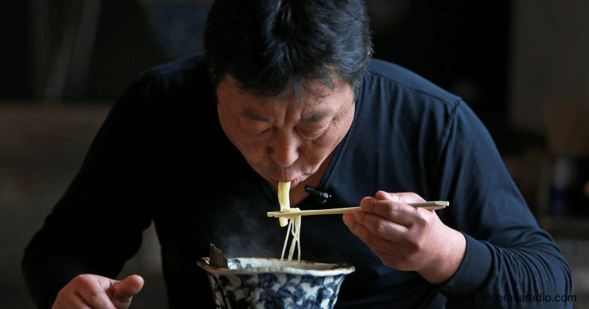 Menyantap Mie Langsung - Kebiasaan Makan Orang Korea