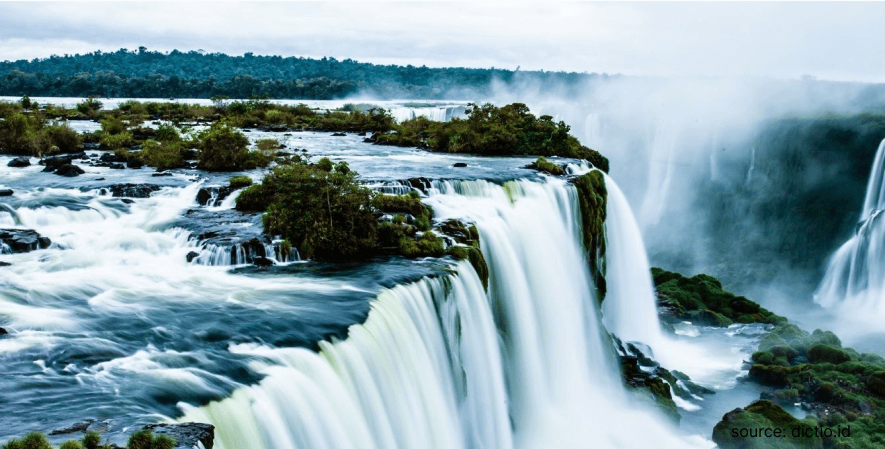 1. Air Terjun Iguazu - Deretan Destinasi Liburan Argentina