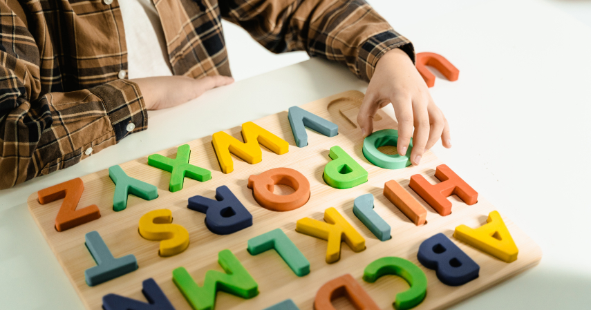 3. Pilih mainan tebak huruf - 5 Jenis Mainan Edukasi yang Aman untuk Anak Usia 2-3 Tahun