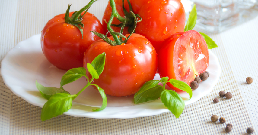 7. Tomat dan Kubis - 7 Makanan yang Perlu Dihindari untuk Penderita GERD, Makanan Asam Salah Satunya
