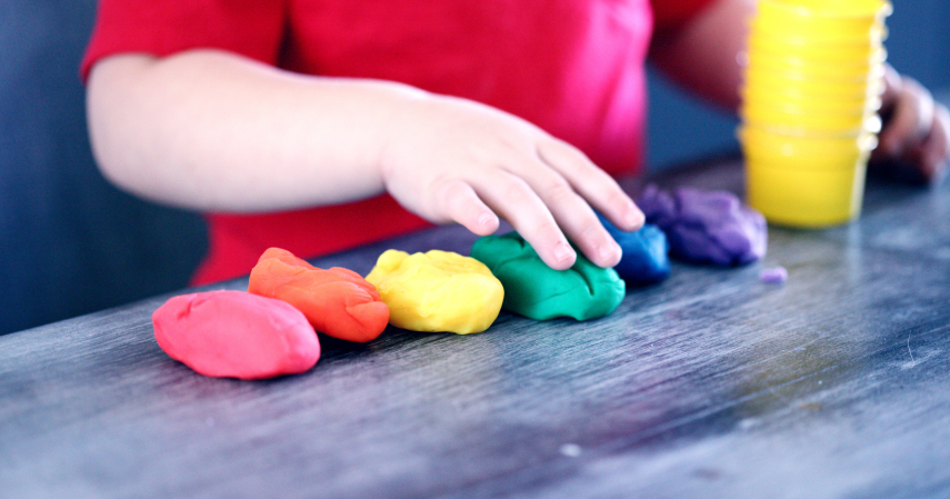 1. Pilih mainan yang berwarna untuk melatih kreativitas - 5 Jenis Mainan Edukasi yang Aman untuk Anak Usia 2-3 Tahun