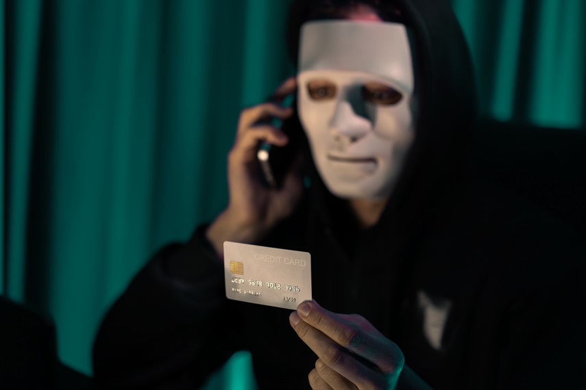 white-criminal-mask-calling-credit-card-owner-threaten-ransom-pecuniary